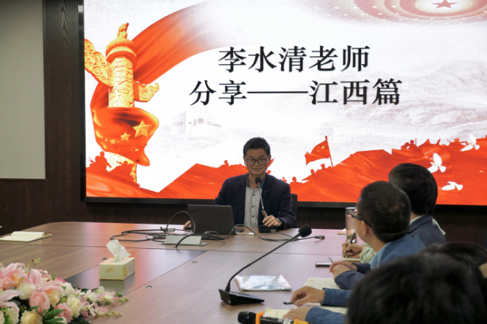 李水清老师在讲课中.jpg
